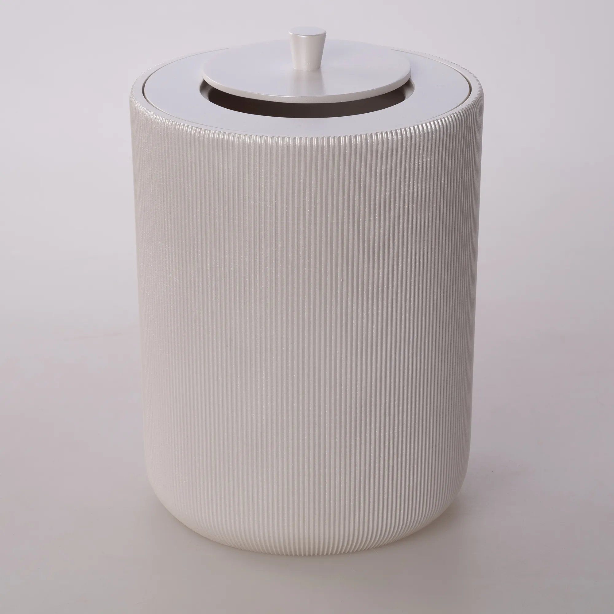 Lydia Çöp Kovası İnci